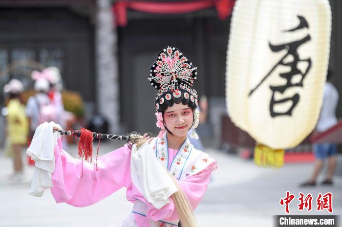 長沙のテーマパークで「國潮」京劇パフォーマンス　伝統(tǒng)文化をPR　湖南省