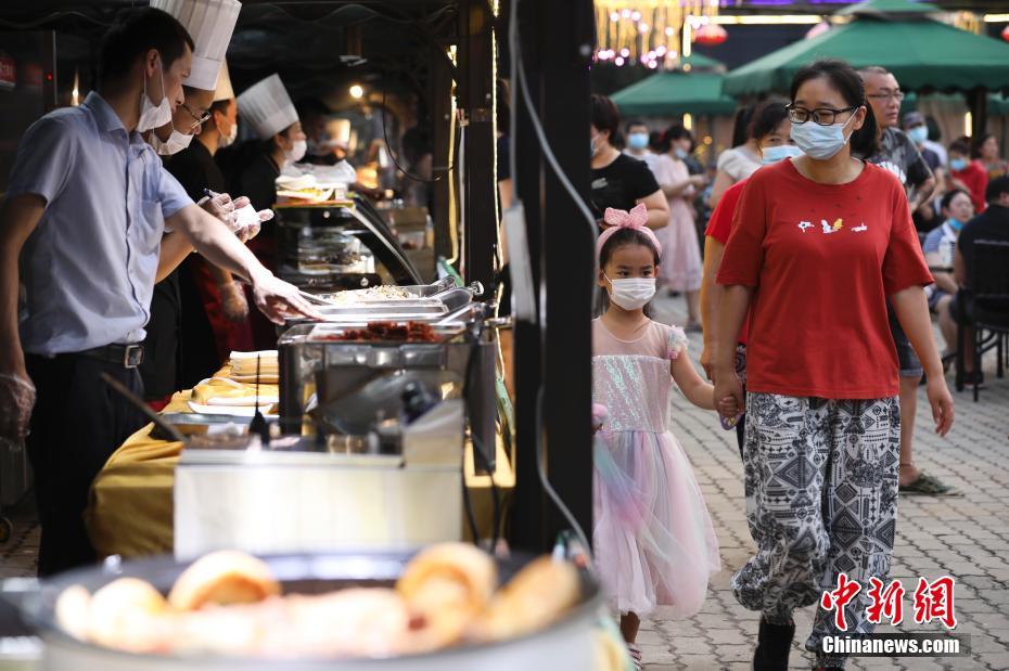 8月8日、さまざまなグルメで多くの來場者を魅了するフードコーナー（撮影?趙雋）。