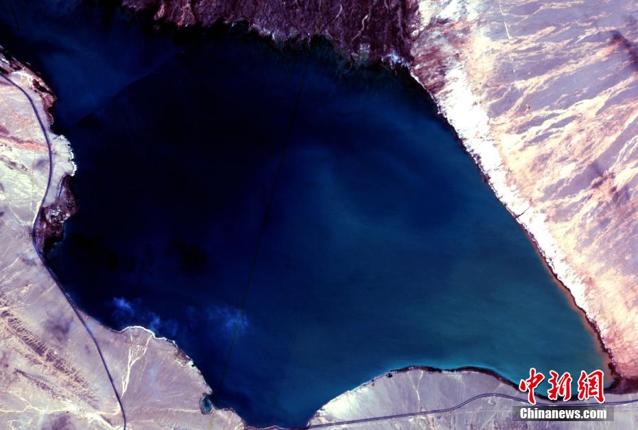 衛(wèi)星から碧玉のように見える青海省の塩湖