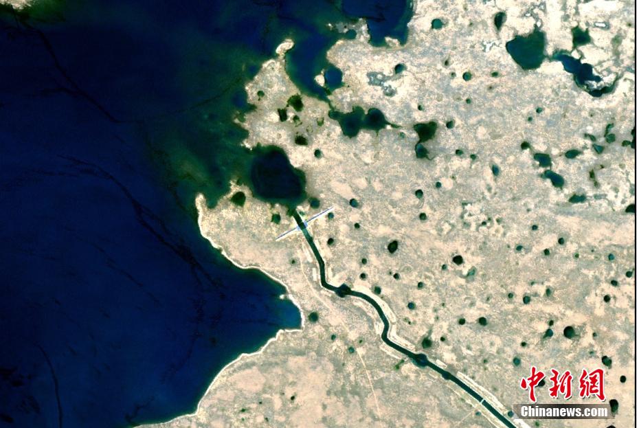 衛(wèi)星から碧玉のように見える青海省の塩湖