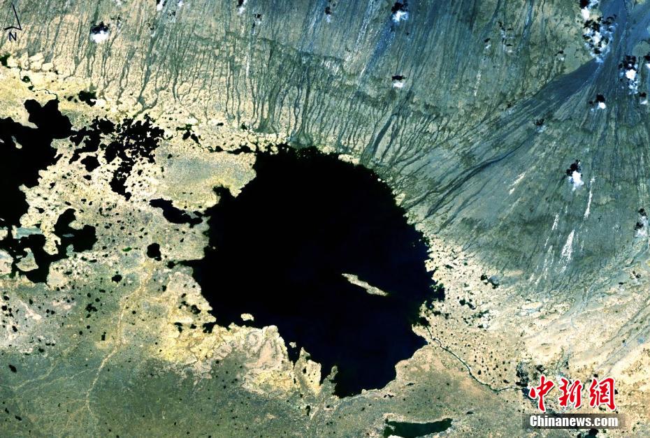 衛(wèi)星から碧玉のように見える青海省の塩湖