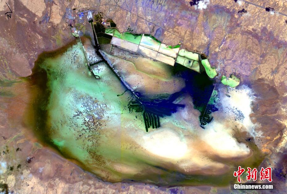 衛(wèi)星から碧玉のように見える青海省の塩湖