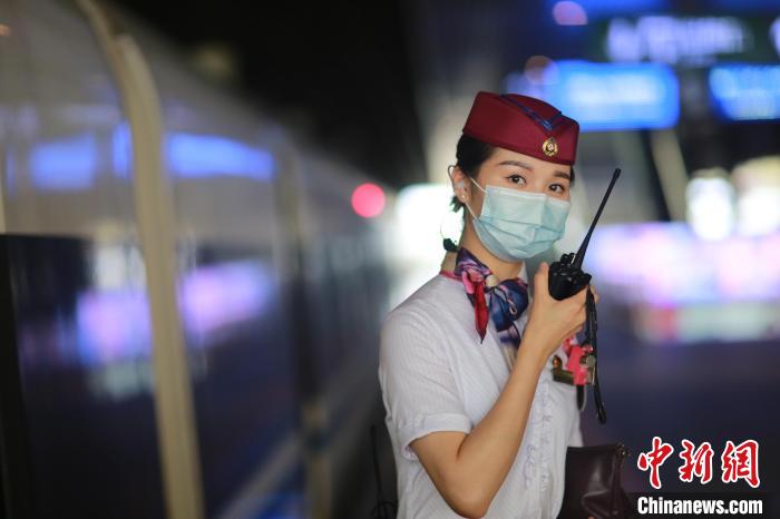 夏の帰省?旅行シーズン本番！「高速鉄道アテンダント」の乗務(wù)に密著