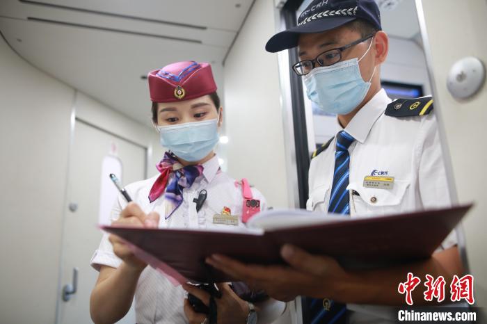 夏の帰省?旅行シーズン本番！「高速鉄道アテンダント」の乗務(wù)に密著