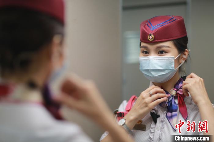 発車前に身なりを整える周幸さん（撮影?蘇志剛）。