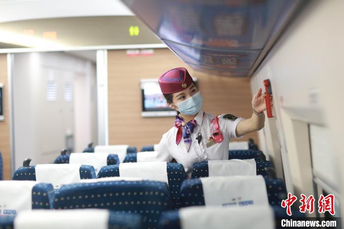 夏の帰省?旅行シーズン本番！「高速鉄道アテンダント」の乗務に密著