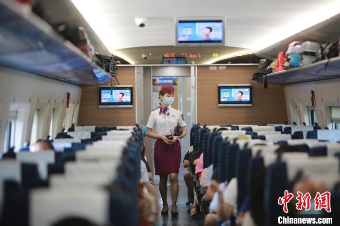 夏の帰省?旅行シーズン本番！「高速鉄道アテンダント」の乗務(wù)に密著