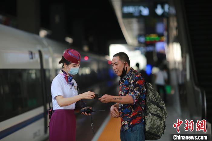 夏の帰省?旅行シーズン本番！「高速鉄道アテンダント」の乗務(wù)に密著