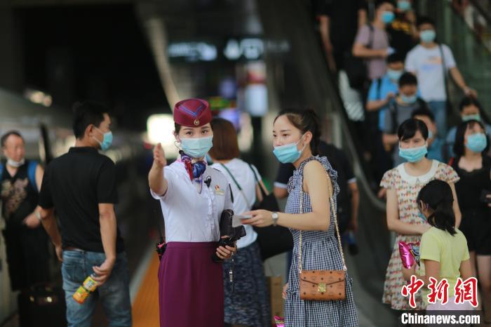 夏の帰省?旅行シーズン本番！「高速鉄道アテンダント」の乗務(wù)に密著