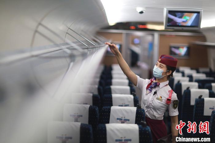 夏の帰省?旅行シーズン本番！「高速鉄道アテンダント」の乗務(wù)に密著