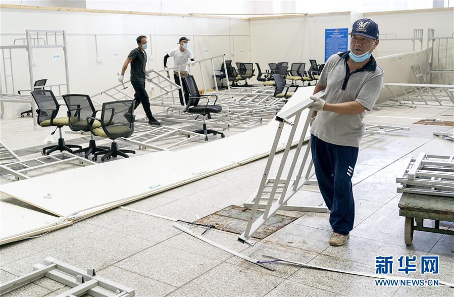 8月13日、武漢江漢方艙醫(yī)院の撤去作業(yè)を行う作業(yè)員（撮影?熊琦）。