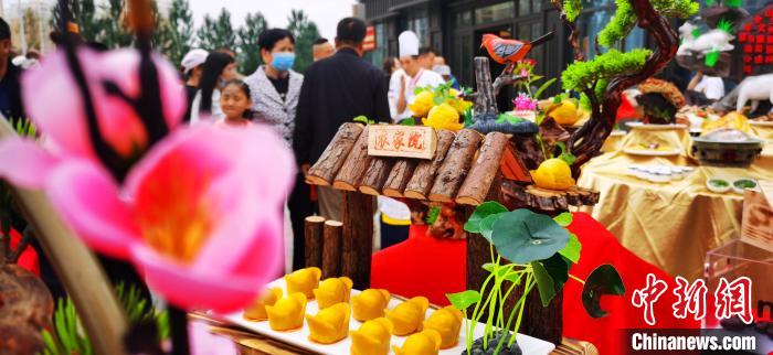 千年の時(shí)を経てシルクロードグルメが蘭州の街頭に登場(chǎng)　甘粛省