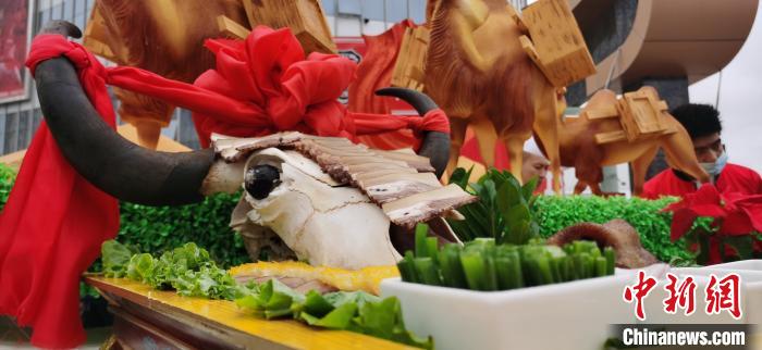 千年の時を経てシルクロードグルメが蘭州の街頭に登場　甘粛省