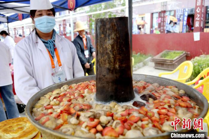 アツアツの鍋料理で殘暑を吹き飛ばせ！　青海省西寧市