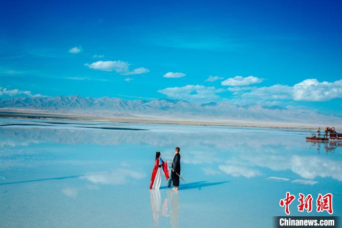 旅行の「黃金シーズン」を迎えた青海 チャカ塩湖に活況戻る