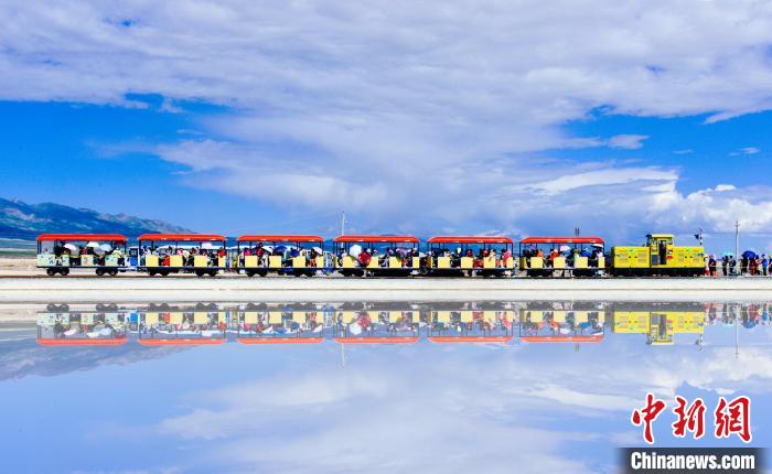 旅行の「黃金シーズン」を迎えた青海 チャカ塩湖に活況戻る