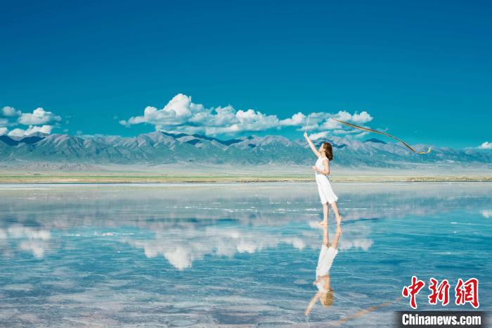 旅行の「黃金シーズン」を迎えた青海 チャカ塩湖に活況戻る