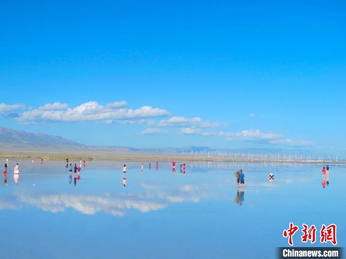 旅行の「黃金シーズン」を迎えた青海 チャカ塩湖に活況戻る