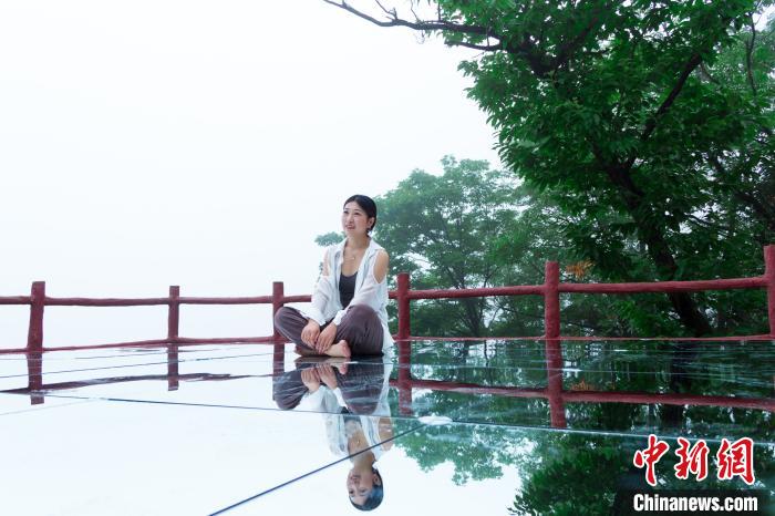 標(biāo)高1千メートルの山頂に登場(chǎng)した「天空の鏡」　河南省