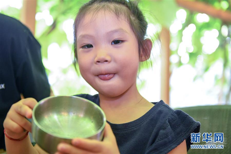 長春の料理店、大盛りを小鍋に　食べ殘しが出ないように工夫　吉林省