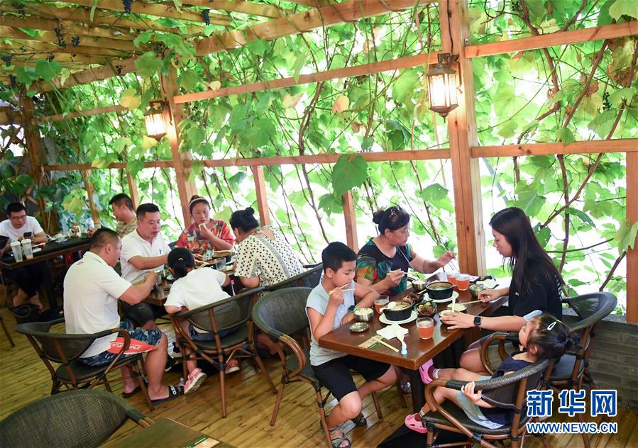 長春の料理店、大盛りを小鍋に　食べ殘しが出ないように工夫　吉林省