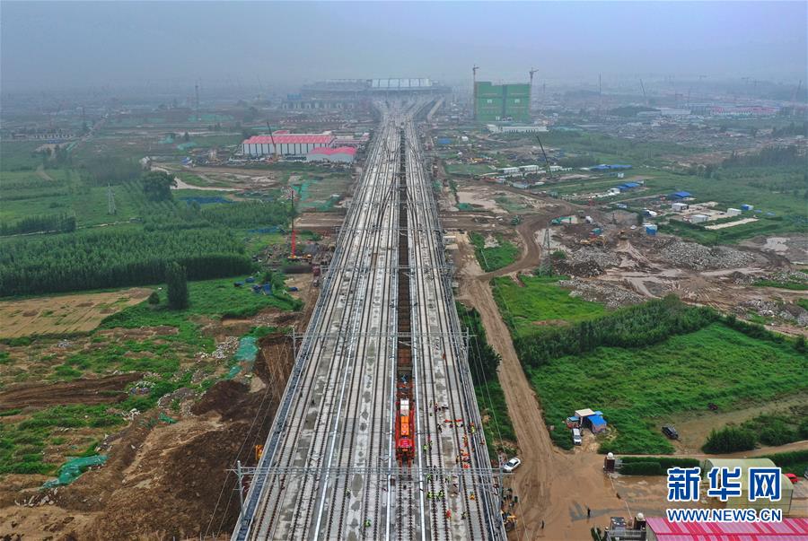 8月17日、京雄都市間鉄道の最後のレール連結(jié)のために待機するレール敷設(shè)機（ドローンによる撮影）。