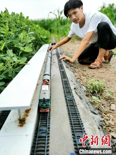 自宅の畑に「小型の高速鉄道」を建設(shè)した大學(xué)生　河南