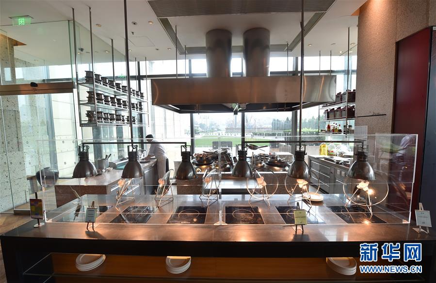 8月16日、天津シャングリ?ラ?ホテル內(nèi)のバイキングレストランで、バイキング形式の料理がセッティングされていない様子（撮影?趙子碩）。