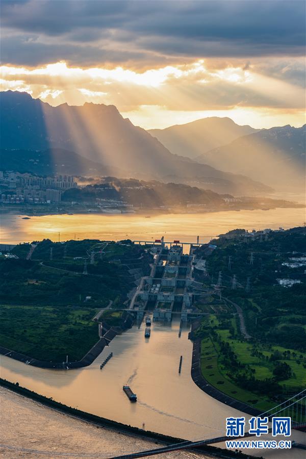 美しき夕暮れの三峽に降り注ぐ「天使のはしご」