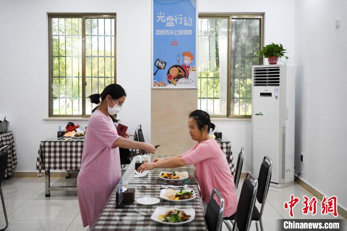 長(zhǎng)沙市直屬機(jī)関食堂に秤設(shè)置 食べ殘し125グラム罰金1元　湖南省