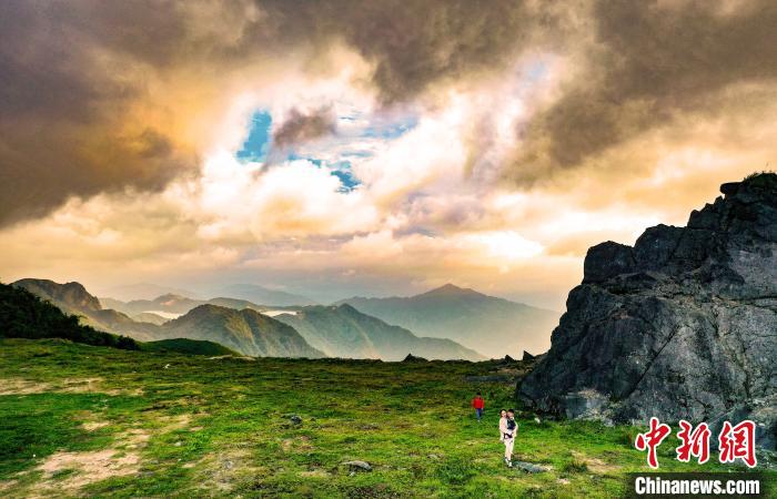 湧き立つ雲(yún)と一面の緑が映える南山牧場　広西?竜勝