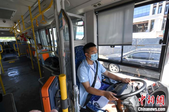 マスコットを飾り乗客を癒す路線バス　湖南省長(zhǎng)沙