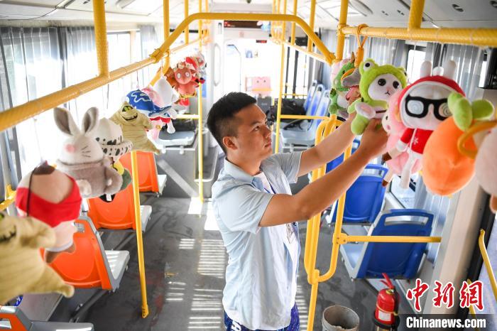 発車前、車內(nèi)に飾ったマスコット人形を點(diǎn)検する唐鵬程運(yùn)転手（撮影?楊華峰）。