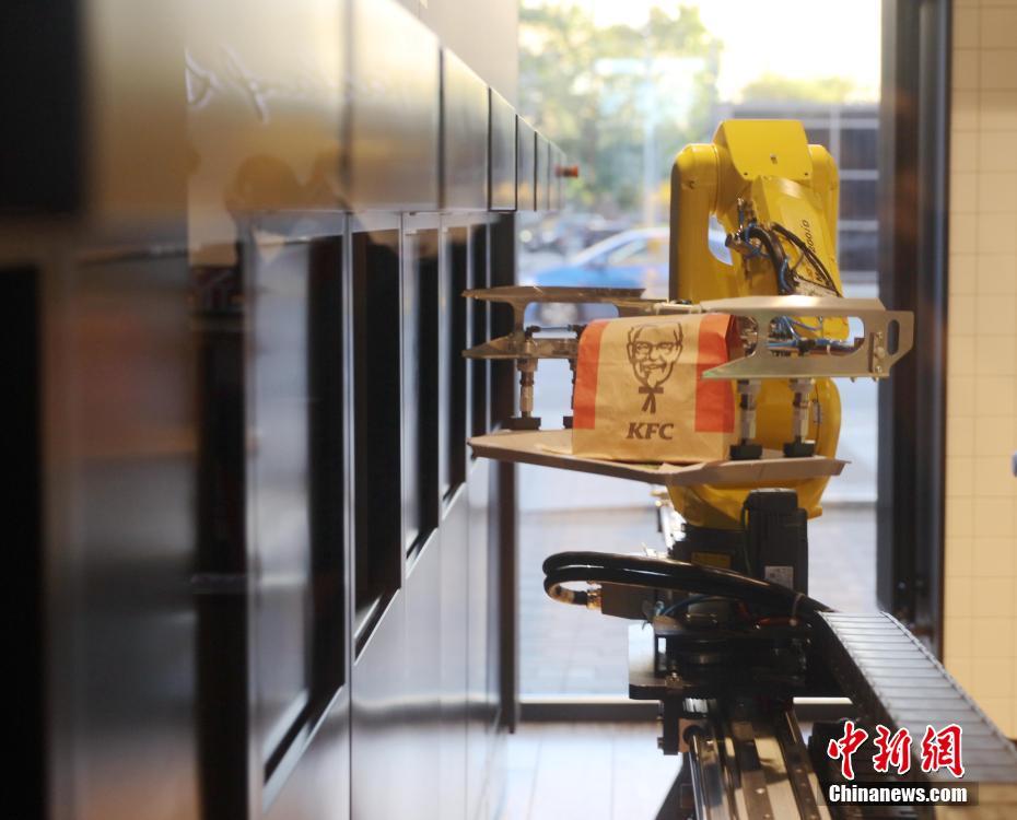 感染癥の中　モスクワのケンタッキーでロボット大活躍