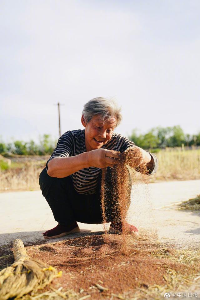 農(nóng)村のお年寄り數(shù)百人の寫真を10年間撮り続けた若者
