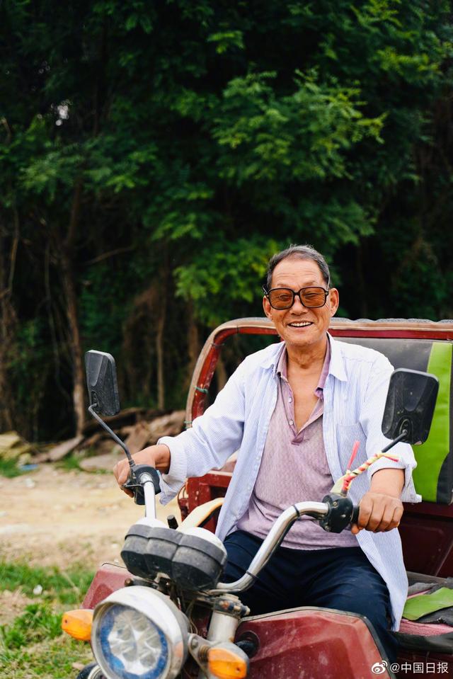 農村のお年寄り數百人の寫真を10年間撮り続けた若者