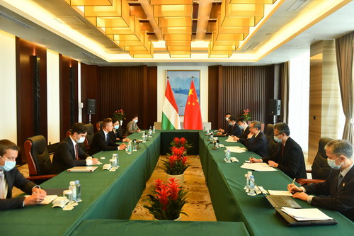 王毅部長「『中米分離』強行は『ブーメラン』のように最終的に自らを傷つける」