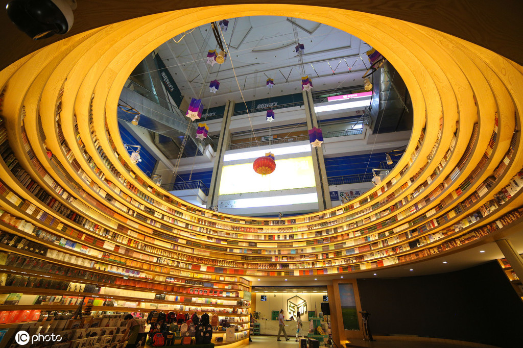 壁面が360度ぐるりと書棚で囲まれた店內(nèi)の様子（寫真著作権は東方ICが所有のため転載禁止）。