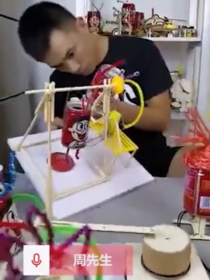 空き缶君がダンス？飲料缶で動く仕掛けを手作りする男性　湖南省