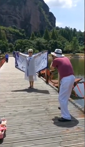 トランクいっぱいのスカーフ持參で愛(ài)妻の寫(xiě)真を撮るおじいちゃん　江西省