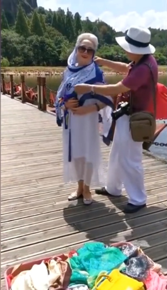 トランクいっぱいのスカーフ持參で愛妻の寫真を撮るおじいちゃん　江西省