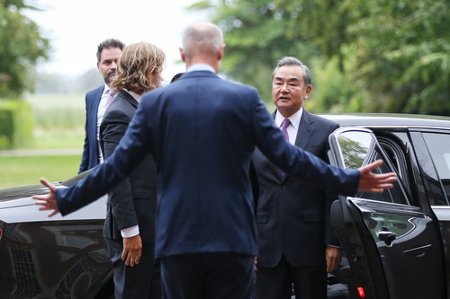 王毅部長(zhǎng)「中國(guó)とオランダは自由貿(mào)易と公正競(jìng)爭(zhēng)の模範(fàn)たるべき」