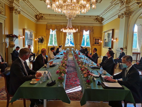 王毅部長(zhǎng)「習(xí)近平國(guó)家主席の重要談話は対外開放の明確なメッセージを伝えた」