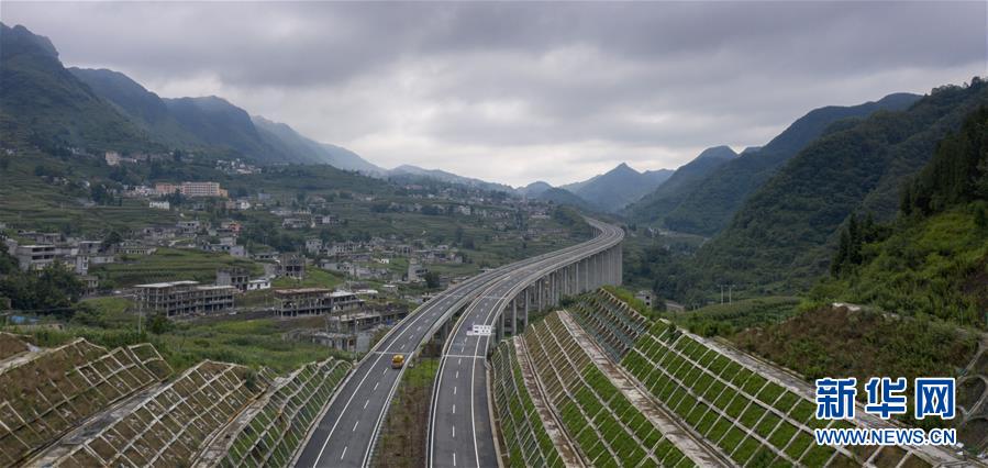烏蒙山の山間部にまた高速道路が開通　雲(yún)南省昭通市