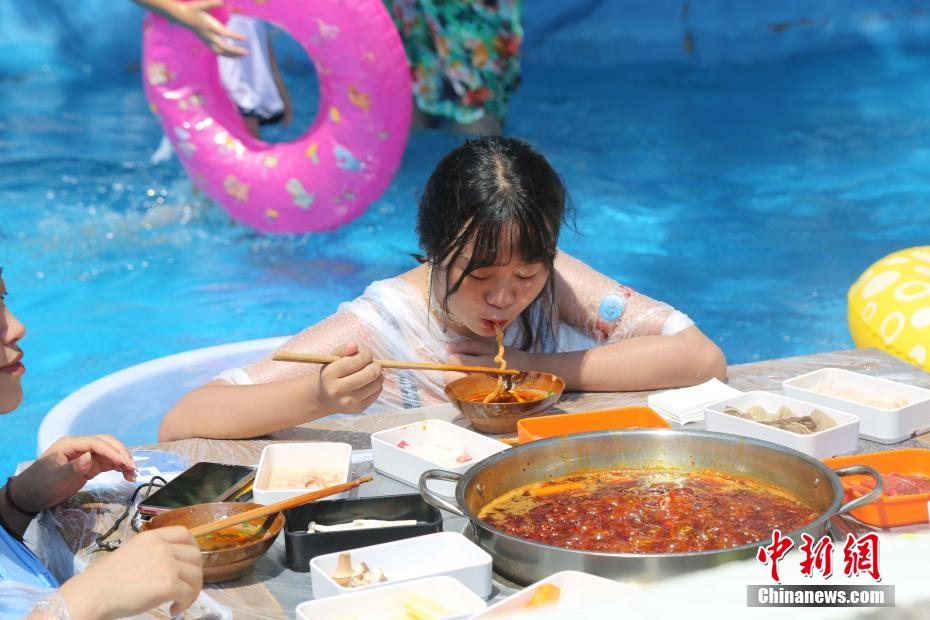 冷たいけどアツい！氷入りバケツにつかり火鍋を食べる重慶市民