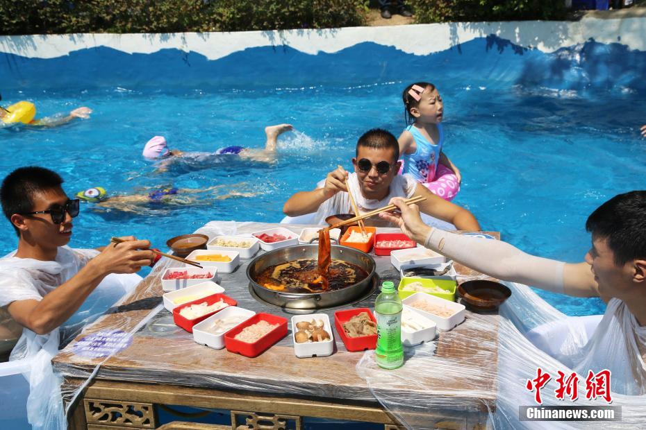 冷たいけどアツい！氷入りバケツにつかり火鍋を食べる重慶市民