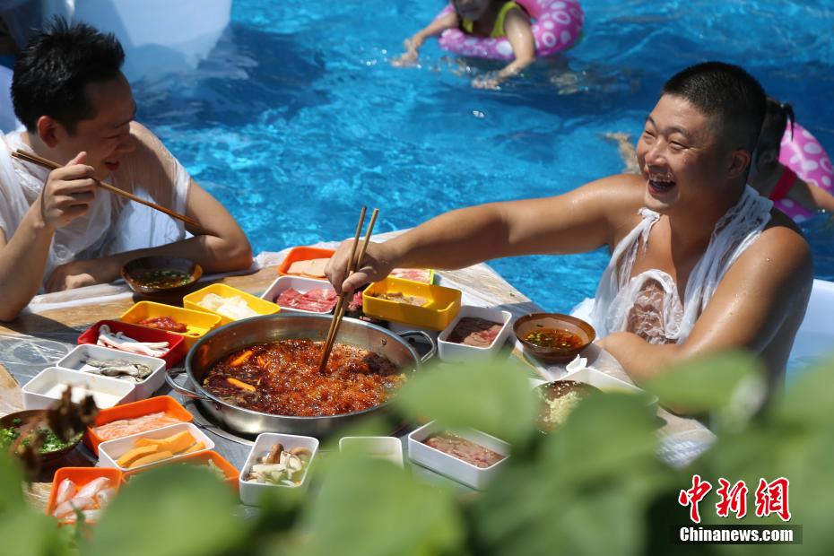 冷たいけどアツい！氷入りバケツにつかり火鍋を食べる重慶市民