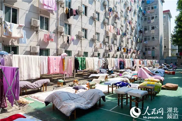 所狹しと布団が干された華中師範大學の校內(nèi)（畫像は取材対応者が提供）。