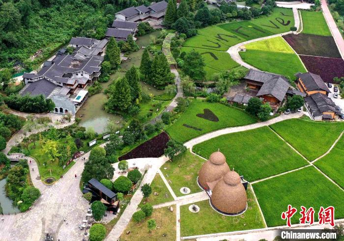 張家界武陵源に登場(chǎng)した「茅葺きトイレ」がネットで話題に　湖南省