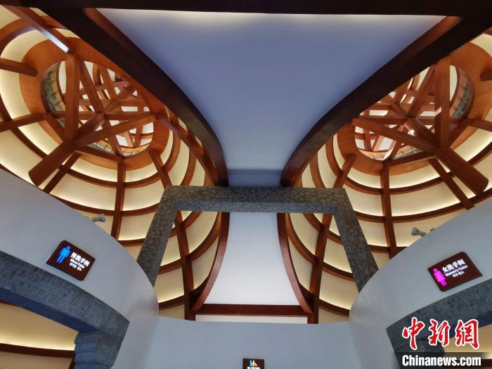 張家界武陵源に登場(chǎng)した「茅葺きトイレ」がネットで話題に　湖南省